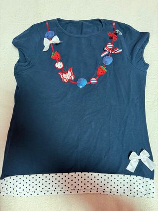Camiseta azul con adornos