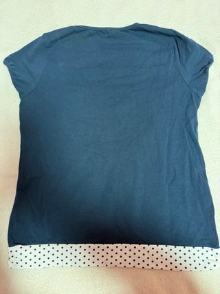Camiseta azul con adornos