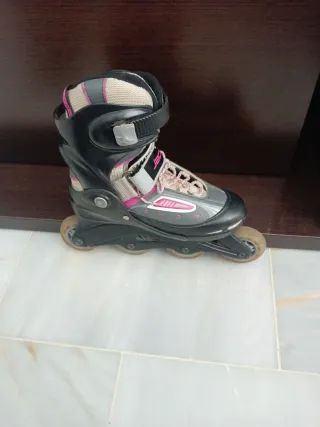 Patines en línea negros y rosas
