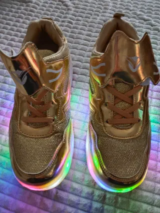 Zapatillas con ruedas y luces talla 36