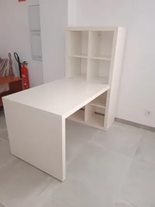 Mesa de estudio blanca
