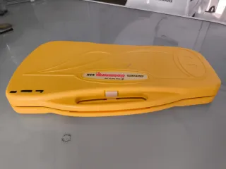 Xilófono infantil amarillo con baqueta