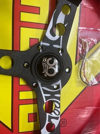 Volante Momo Hot Wheels y Pomo