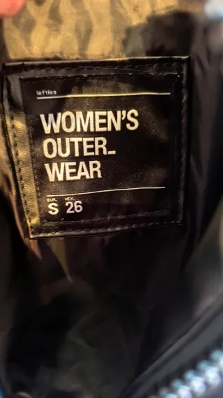 Chaqueta negra acolchada