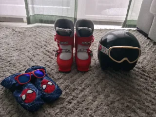 Lote esquí niño: botas, casco y gafas.