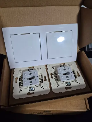 Interruptores, enchufes color blanco Efapel