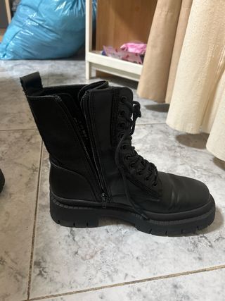 Botas militares negras con cordones