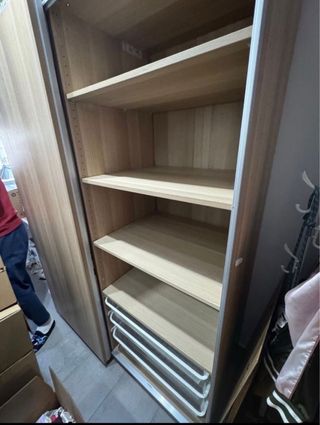 Armadio con porte scorrevoli in legno