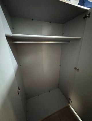 Armadio con porte scorrevoli in legno