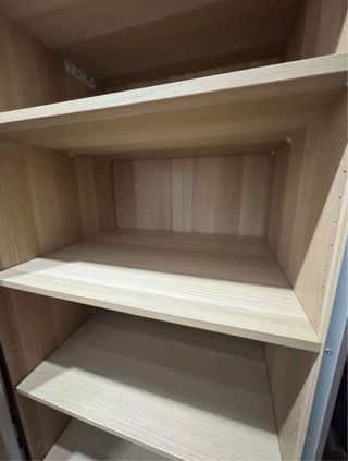 Armadio con porte scorrevoli in legno