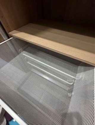 Armadio con porte scorrevoli in legno