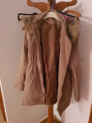 Chaqueta beige con capucha de pelo es marca local