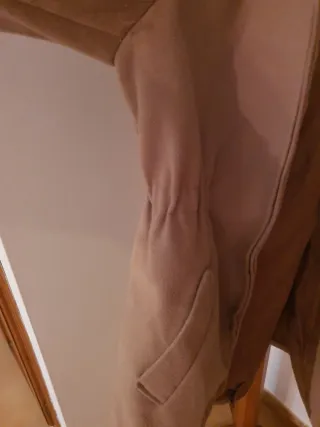 Chaqueta beige con capucha de pelo es marca local
