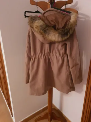 Chaqueta beige con capucha de pelo es marca local