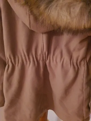 Chaqueta beige con capucha de pelo es marca local