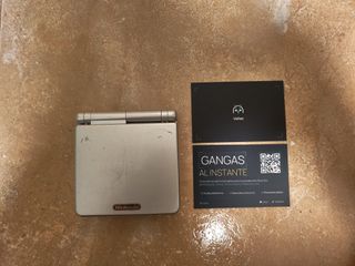 Game Boy Advance SP plateada + Piratas del Caribe