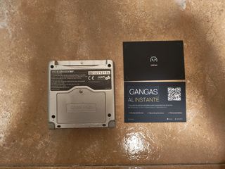 Game Boy Advance SP plateada + Piratas del Caribe