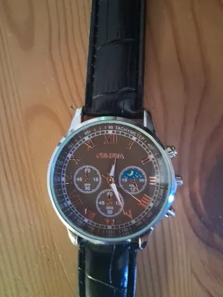 Reloj con Correa Negra de Cuero