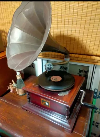 Gramola antigua de madera y metal