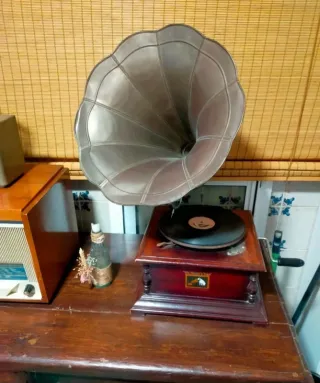 Gramola antigua de madera y metal