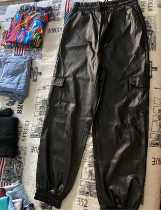 Pantalones de piel sintética negros