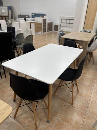 Mesa Comedor + 4 Sillas Negras