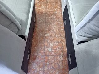 Divano angolare beige con bordi bianchi