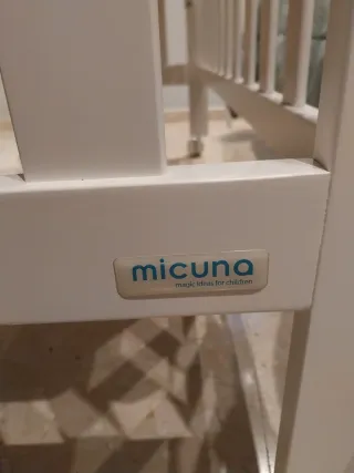 Cuna blanca con estampado de león