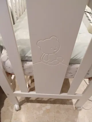 Cuna blanca con estampado de león