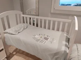 Cuna blanca con estampado de león