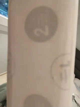 Cuna blanca con estampado de león