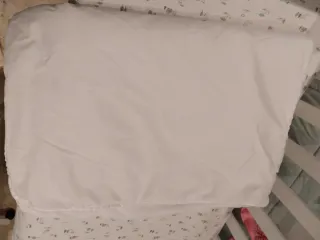 Cuna blanca con estampado de león