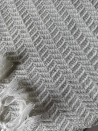 Chal blanco tejido con flecos