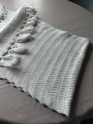 Chal blanco tejido con flecos