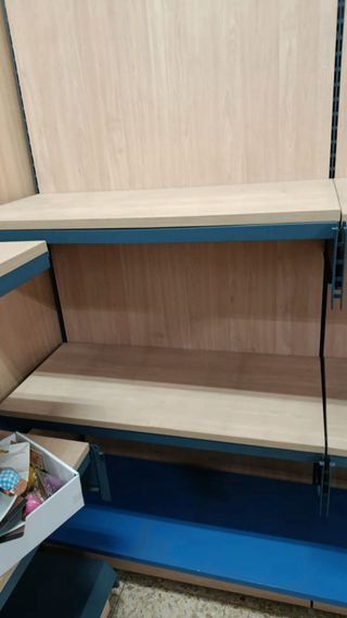 Estanterías metálicas y de madera