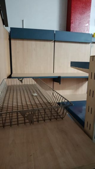 Estanterías metálicas y de madera