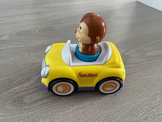 Coche de juguete amarillo con mono
