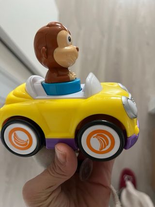 Coche de juguete amarillo con mono