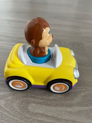 Coche de juguete amarillo con mono