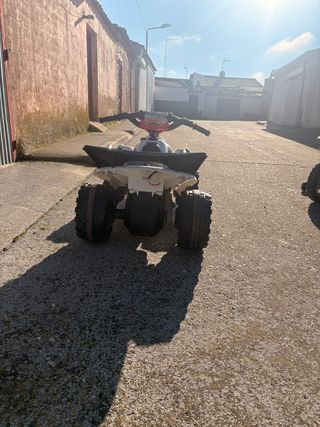 Quad Mercedes-Benz para niños a batería