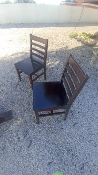 10 mesas y unas 20 Sillas de Madera