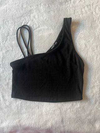 Top Bershka negro asimétrico