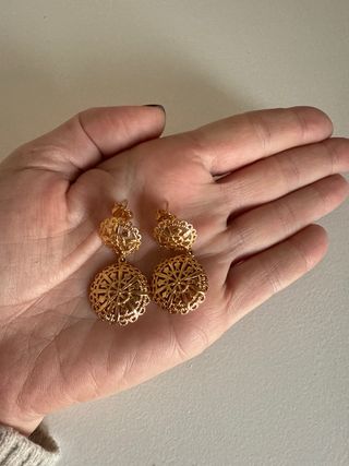 Pendientes dorados con diseño intrincado