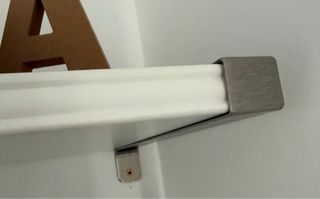 2 Estanterías blanca y plateada