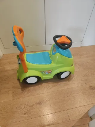 Coche correpasillos PushNGo verde y azul