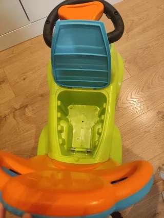 Coche correpasillos PushNGo verde y azul