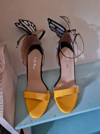 Sandalias de tacón mariposa amarillas