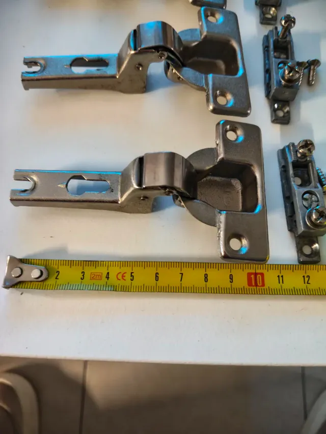 4 Bisagras para Armario con Tornillos