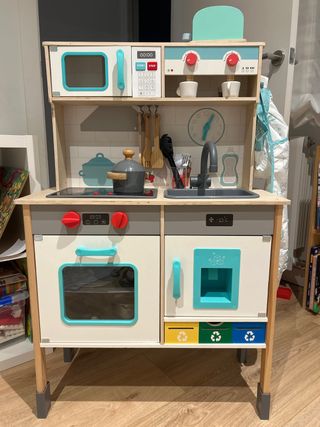 Cocinita de juguete de madera y accesorios