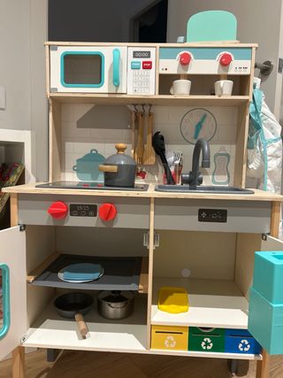 Cocinita de juguete de madera y accesorios